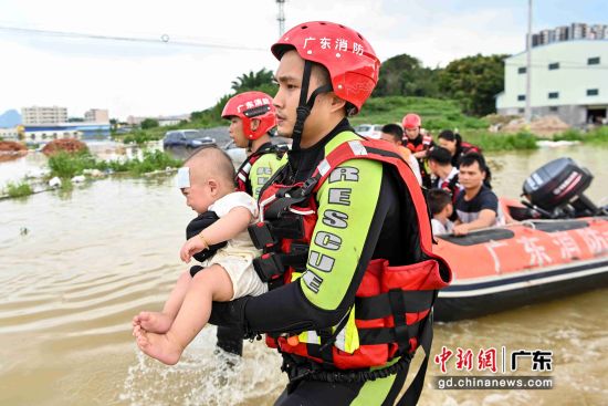 广东消防清远支队救援人员从��舱蚰谧�移出一名婴儿。 作者 陈骥�F