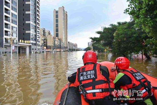 广东消防清远支队救援人员进入��舱蜃�移居民。 作者 陈骥�F