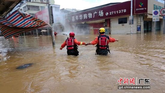 广州消防增援力量运送受困民众的涂总偶遇一木舟着火。 作者 广州消防
