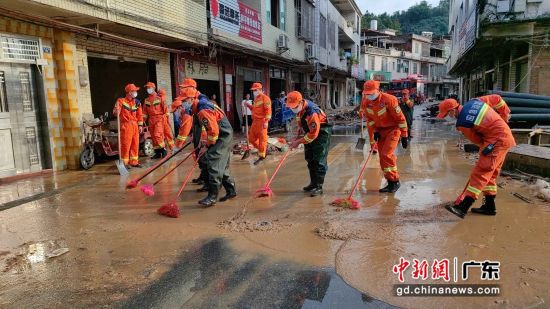 广州消防增援力量清理英德市水边镇主要道路的淤泥。 作者 广州消防