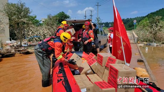 广州消防增援力量抵达英德运送救灾物资。 作者 广州消防