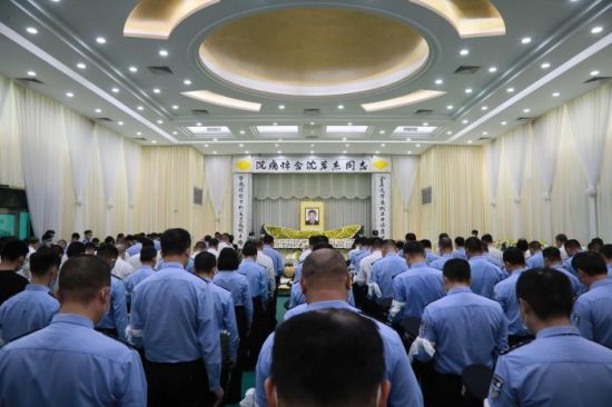 江门市殡仪馆举行因公牺牲民警沈茗杰遗体告别仪式。　广东省公安厅 供图