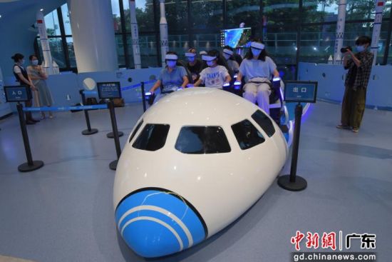 游客在新儿童活动中心童翔蓝天馆内体验“VR太空飞船”互动项目。 作者 魏志峰