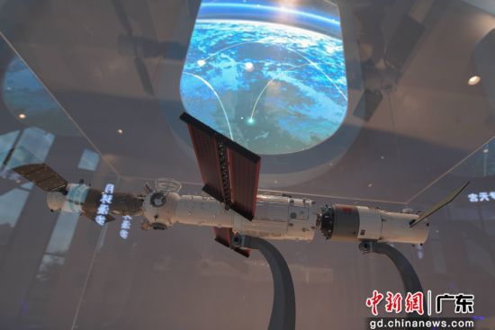 新儿童活动中心童翔蓝天馆内陈列着航天器模型。 作者 魏志峰