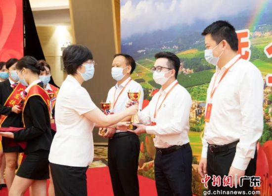 广东省委统战部副部长陈丽文向华邦颁发红棉杯金杯 作者 受访者供图
