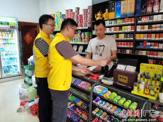 图为惠东县烟草专卖局工作人员为零售户提供“惠烟服务”。 作者 惠东县烟草专卖局供图
