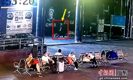 违法嫌疑人陈某上前实施盗窃行为 作者 广州铁路警方供图