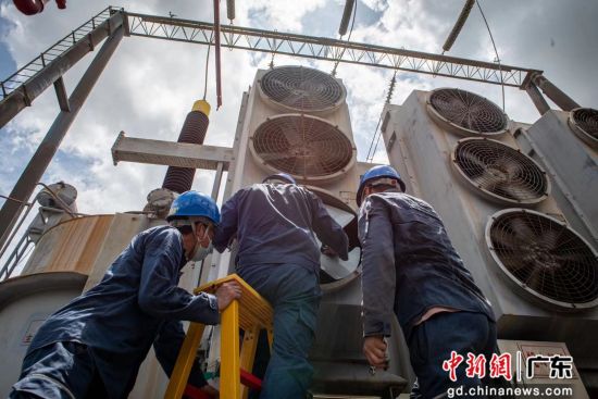 图为南方电网深圳供电局变电工作人员在户外开展变压器的冷却系统检修工作。 作者 黄海鹏