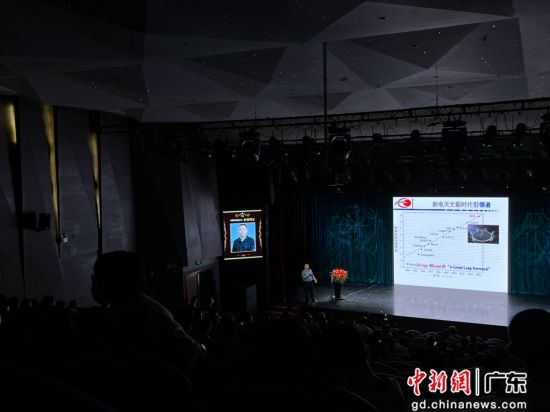 彭勃博士向观众详细介绍世界第一射电望远镜――中国“天眼”。 作者 王坚