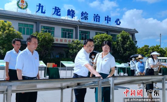 图为九龙峰旅游区党工委书记刘冠军向媒体介绍旅游区的空间战略规划和重点项目建设情况。 作者 颜新阳摄