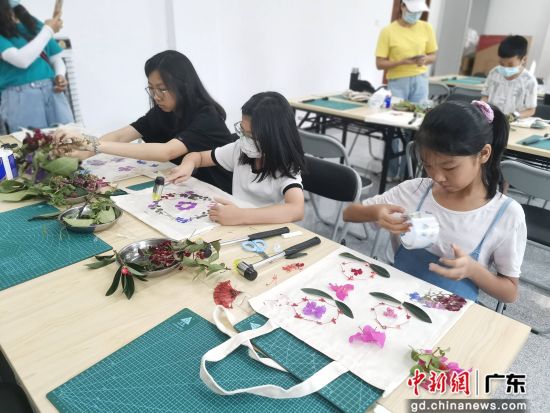 小朋友参与植物手工拓印活动。广州市林业和园林局 供图
