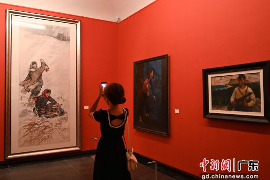 杨之光作品《雪夜送饭》吸引参观者拍照。 作者 陈楚红