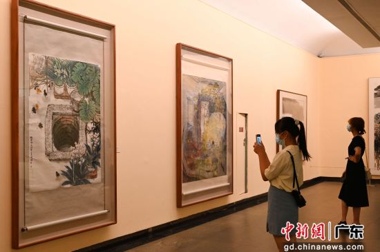 方楚雄作品《故乡水》(左一)吸引参观者拍照。 作者 陈楚红