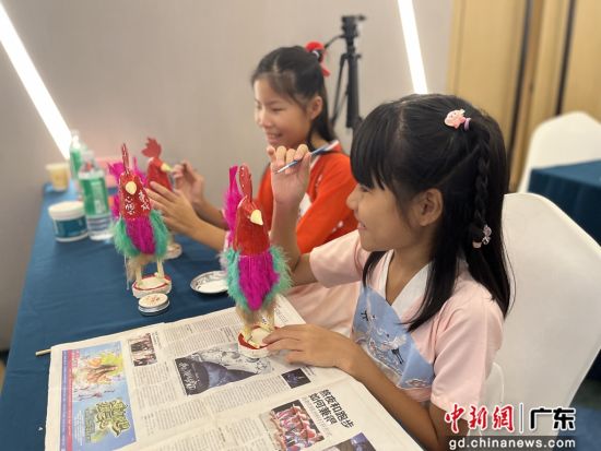 "岭南非遗有段古"活动25日在穗举办，25组家庭体验广州黄埔非遗文化。 作者 黄书悦