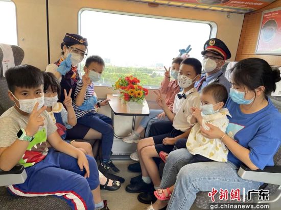 江湛线列车推出“小候鸟”乐园服务 作者 广州客运段供图