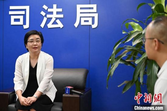 江门市司法局局长�a晓彤接受记者采访 陈楚红 摄