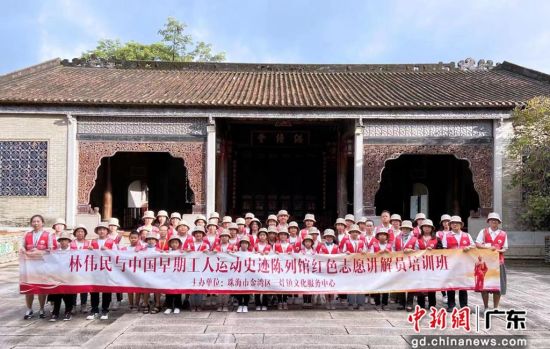 林伟民与中国早期工人运动史迹陈列馆的新一批红色志愿讲解员毕业正式上岗。 作者 陆绍龙
