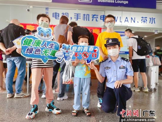 图为东莞东站派出所组织团员民警开展“我为禁毒代言”。 作者 惠州铁路公安处供图