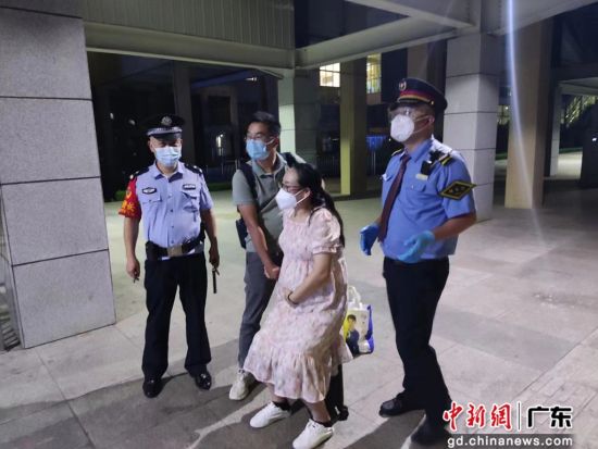 图为T397列车长、乘警长将孕妇转至站台。 作者 刘鑫