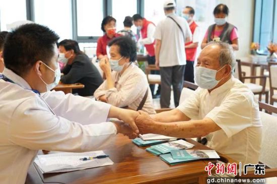 图为长者进行健康体检。 作者 深圳民政 供图