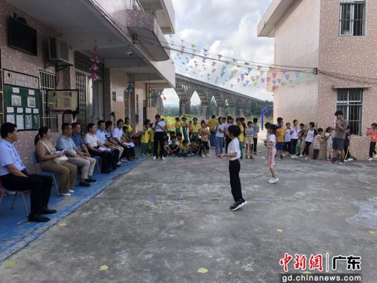 在双莲小学举办的罗平镇“思绿环保杯”小学生跳绳比赛 赖迪供图