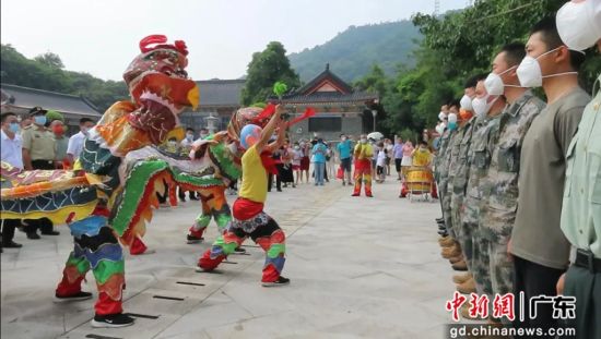 图为小金口麒麟队以麒麟舞表演迎接退役士兵。 作者 惠城区委宣传部 供图