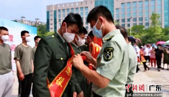 图为为退役士兵佩戴绶带。 作者 惠城区委宣传部 供图