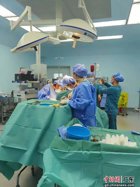 图为产科团队在准备手术 作者 深圳市三医院 供图