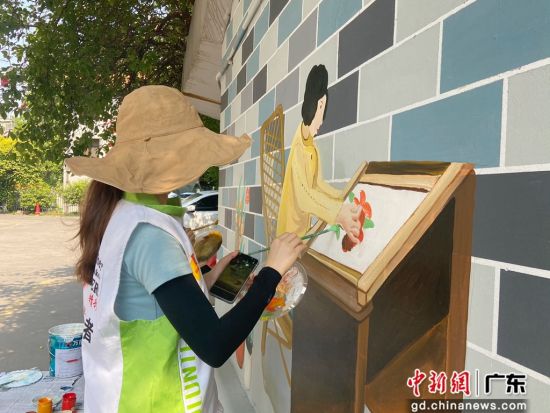 志愿者以墙为纸，一笔一画勾勒描绘 作者 白云区城管局 供图