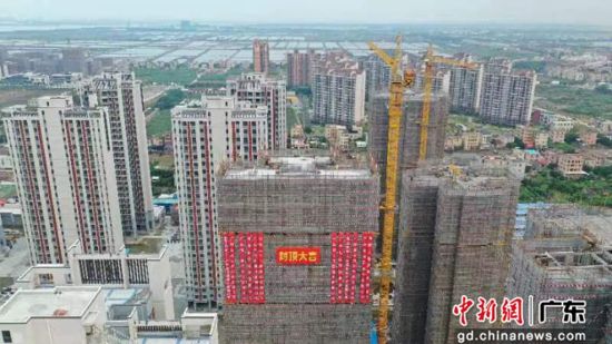 广州南沙万顷沙安置区三期工程首栋楼房封顶 作者 梅恒云