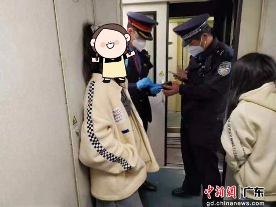 图为两名少女离家出走欲会网友惠州铁路公安处乘警劝其返家。 作者 惠州铁路公安处供图