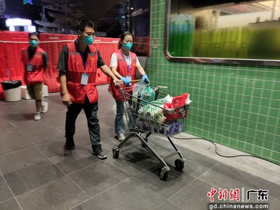 志愿者在配送隔离人员采购的物资 作者 何俊华