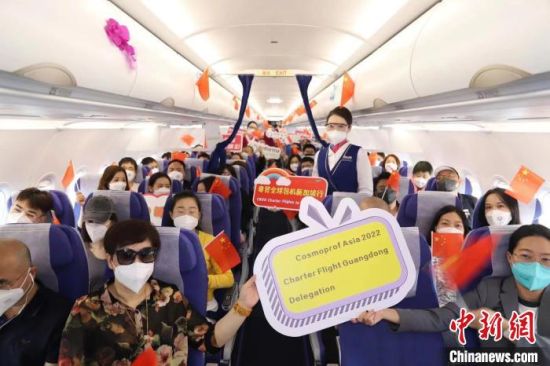 160名广东外贸企业负责人搭乘南航CZ5251“粤贸全球”包机从广州飞赴新加坡。　南方航空供图
