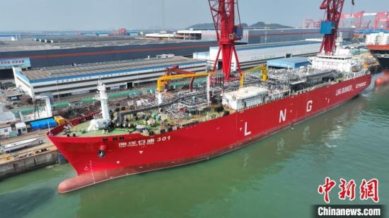 中国首艘、全球最大LNG运输加注船在广州完成改装 钟伟 摄
