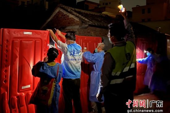 青年志愿者参与广州抗疫行动。 中建八局 供图