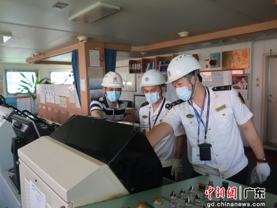 潮州海事局执法人员检查船舶无线电设备。潮州海事局供图