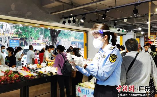 突击队第1队在凤阳街道检查超市商品供应情况。通讯员供图