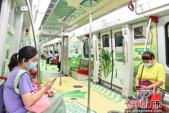 市民乘坐“连州菜心”地铁专列出行。 作者 陈骥�F