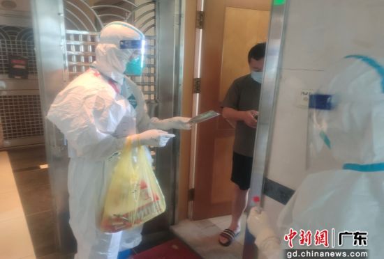 海珠区应急管理局工作人员身穿白色隔离服上楼为高风险居民扫码做核酸。 作者 广州市应急管理局 供图