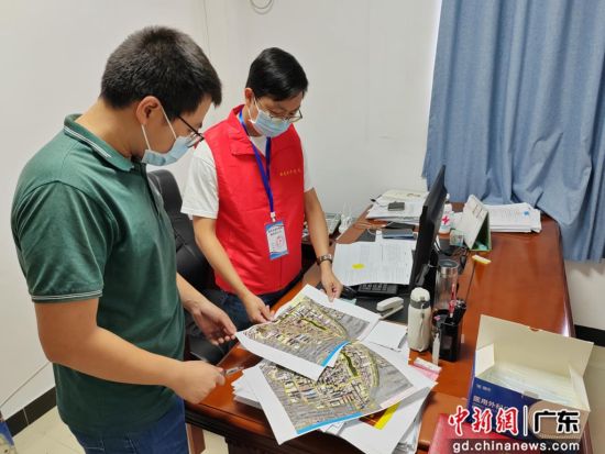 林浩俊与同事核对风险区域划定范围 作者 云嘉宣 供图