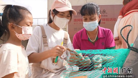 渔民手把手”指导亲子家庭掌握渔网编织技巧。沙田宣