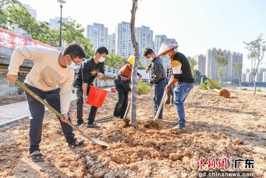 揭阳市开展创建国家森林城市义务植树活动。揭宣供图