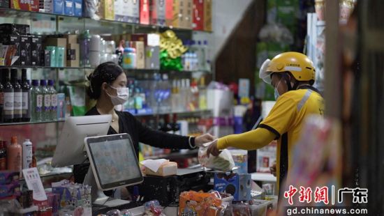 深圳一家社区便利店正在处理外卖订单。张新 摄