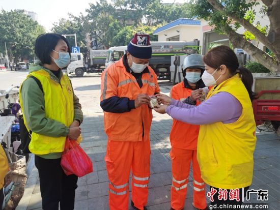 惠州市红棉慈善会的志愿者为环卫工人送药。 作者 红棉慈善会供图
