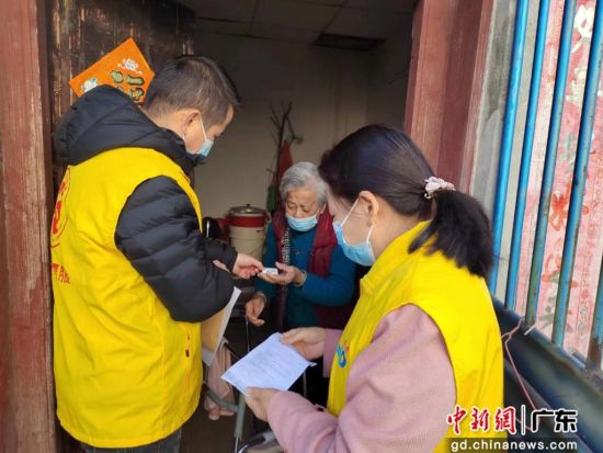 惠东志愿者上门为有需要的长者派送药物。 作者 惠东县文明办供图