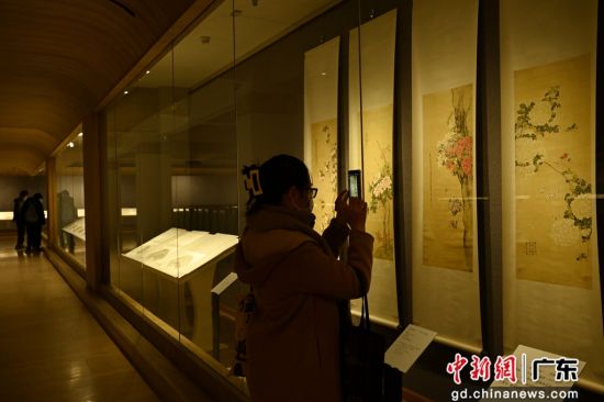 图为“格物・求真――博物学视角下的岭南绘画”展览吸引参观者。陈楚红 摄