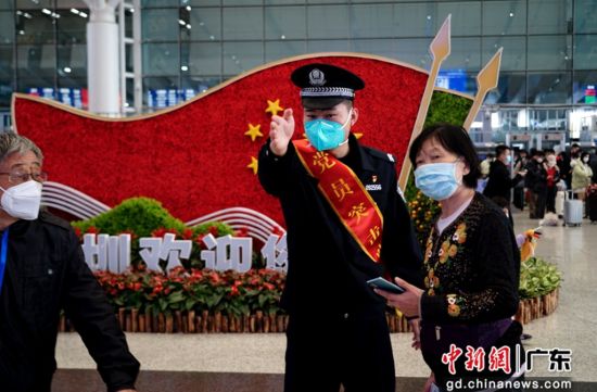 图为深圳铁路公安处民警为旅客提供指引服务。 作者 深圳铁路公安处 供图