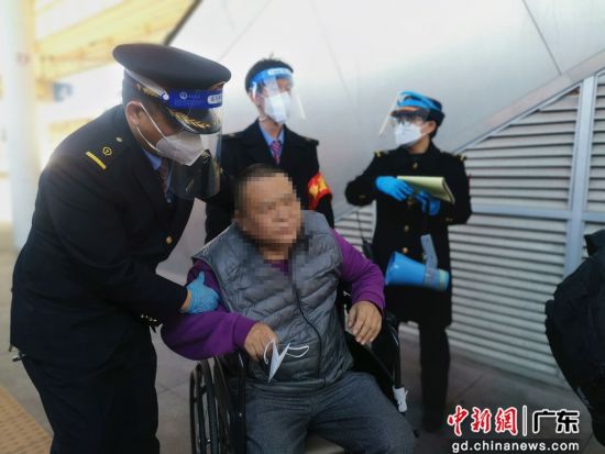 列车长王亚贴心照顾患病旅客 作者 邓晓霞
