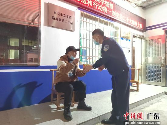 图为民警让谢某忠进入派出所避寒并提供热水和泡面。 作者 惠州铁路公安处供图