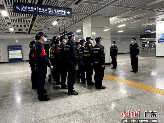 图为深圳铁路公安开展多部门联合实战演练。 作者 霍达